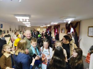 Подробнее о статье Сегодня в с. Молоди поздравляли с Волшебным Рождеством