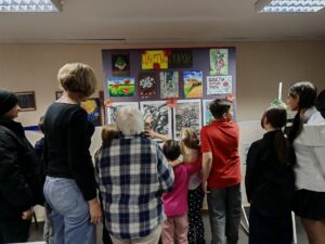 Подробнее о статье Выставка детских рисунков » Цветы и порох» прошла  в с. Молоди м.о. Чехов