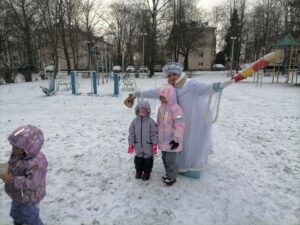 Подробнее о статье Творческий коллектив Дома Культуры «Радуга» организовал праздничную программу  «Проказница Зима» в парке «Дубки» с. Троицкое. м.о Чехов