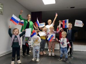 Подробнее о статье Познавательно-игровая программа для детей, посвященная Дню Государственного Флага РФ «Гордо реет Флаг Российский»